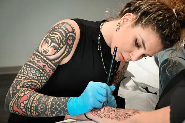 What Customer Reviews Reveal About a Tattoo Shop’s Quality and Service